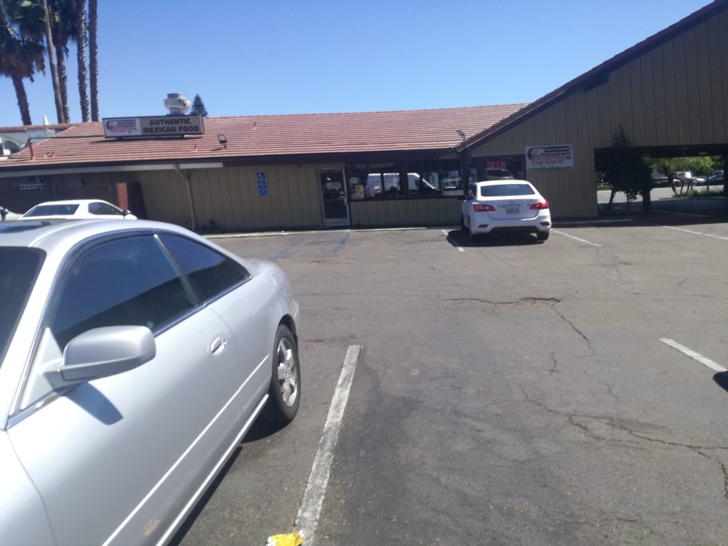 Parcheggio e ristorante all'ingresso dell'Howard Johnson by Wyndham San Diego University Area