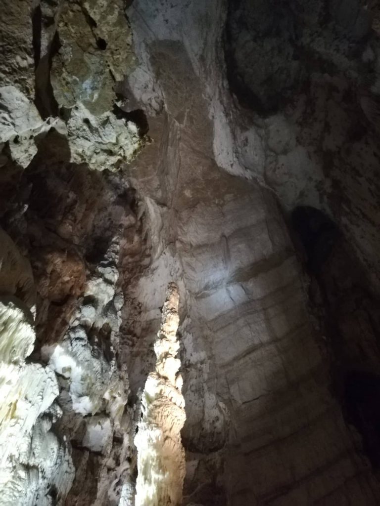 Obelisco su cui pende la Spada di Damocle - Grotte di Frasassi