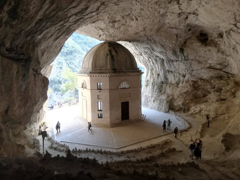 tempio del Valadier Frasassi Genga