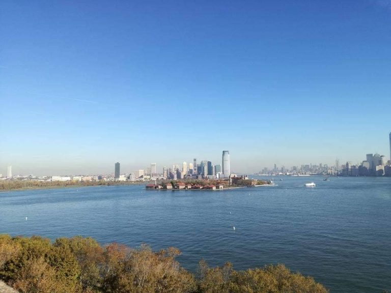 Distretti New-york-infestati da-fantasmi-Ellis-Island-dal-traghetto