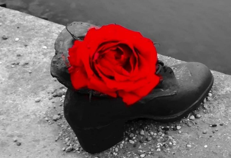 scarpe sulla riva del Danubio Budapest m
