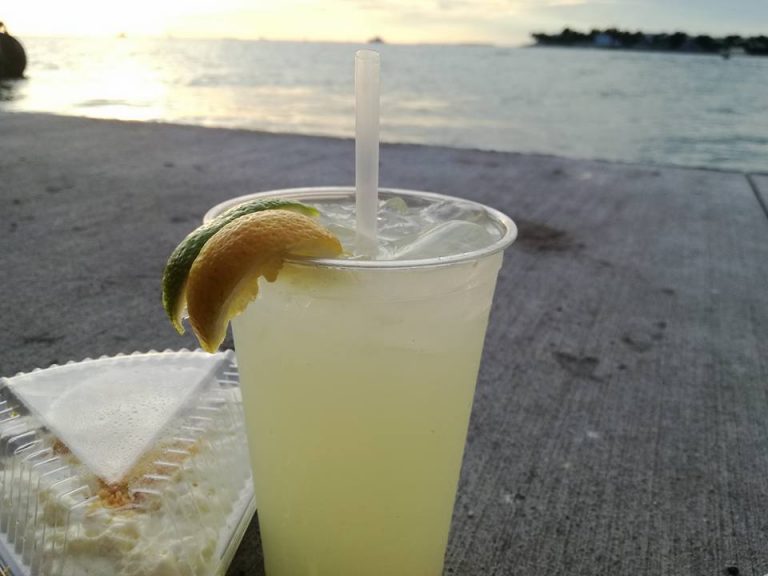 piatti-tipici-Key-west-mangiare-Key-Lime-Pie-e-lemonade-a-Mallory-Square-min