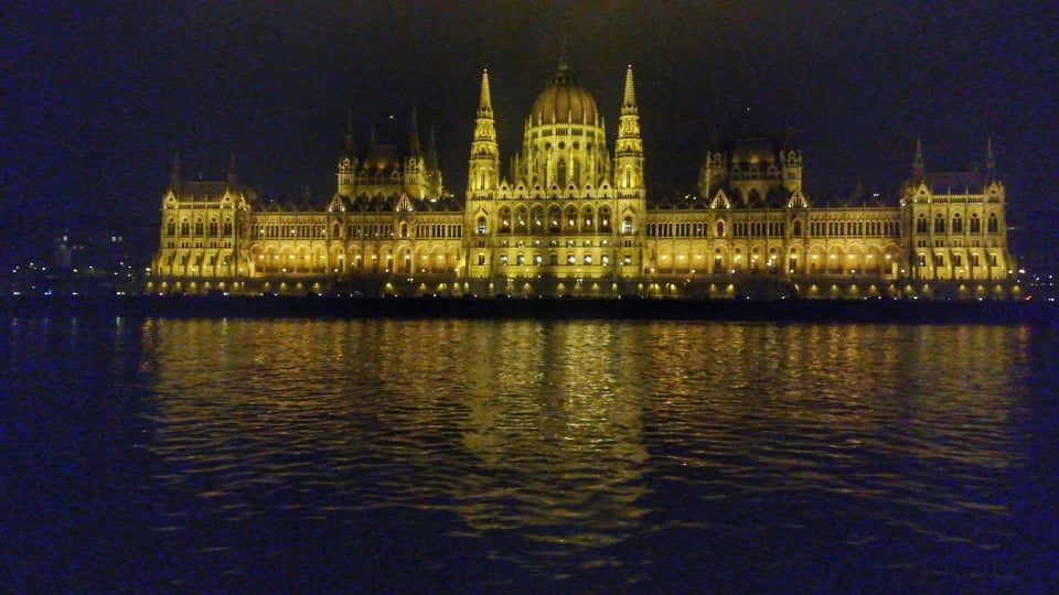Parlamento illuminato durante Crociera sul Danubio a Budapest by night