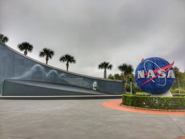 Visitare-il-Kennedy-Space-Center-a-Cape-Canaveral-Nasa-Entrance