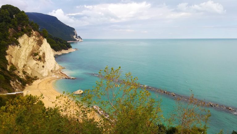 Cosa vedere a Numana - Bandiera Blu Spiaggia del Frate dalla terrazza panoramica