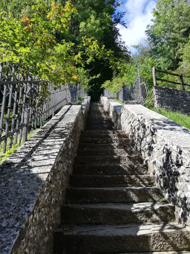 Scalinata iniziale sentiero per Monte Penna de la Verna
