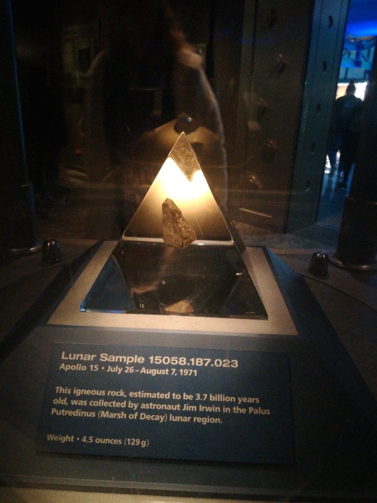 Visita a Cape Canaveral - Un vero frammento lunare custodito in una piramide di vetro

