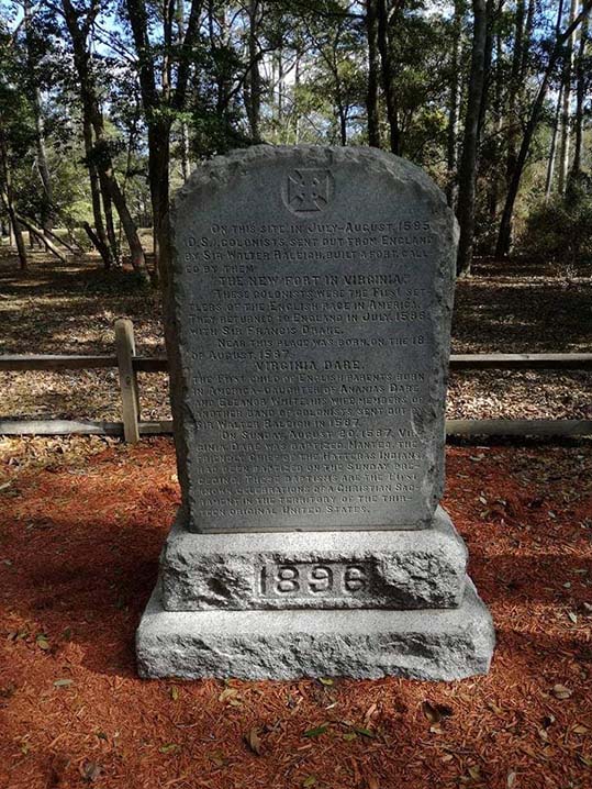Fort Raleigh colonia perduta Roanoke - Stele dedicata a Virginia Dare - la prima bambina inglese nata in America del Nord
