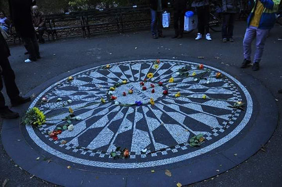 Strawberry Fields Memorial Lennon Imagine con omaggi floreali