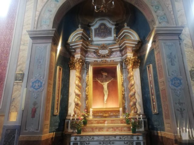 Crocifisso all'interno della Chiesa di Santa Lucia - cosa vedere ad Offagna