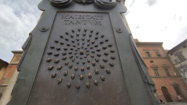Placca in bronzo con le api concentriche sul monumento equestre in piazza della Santissima Annunziata a Firenze