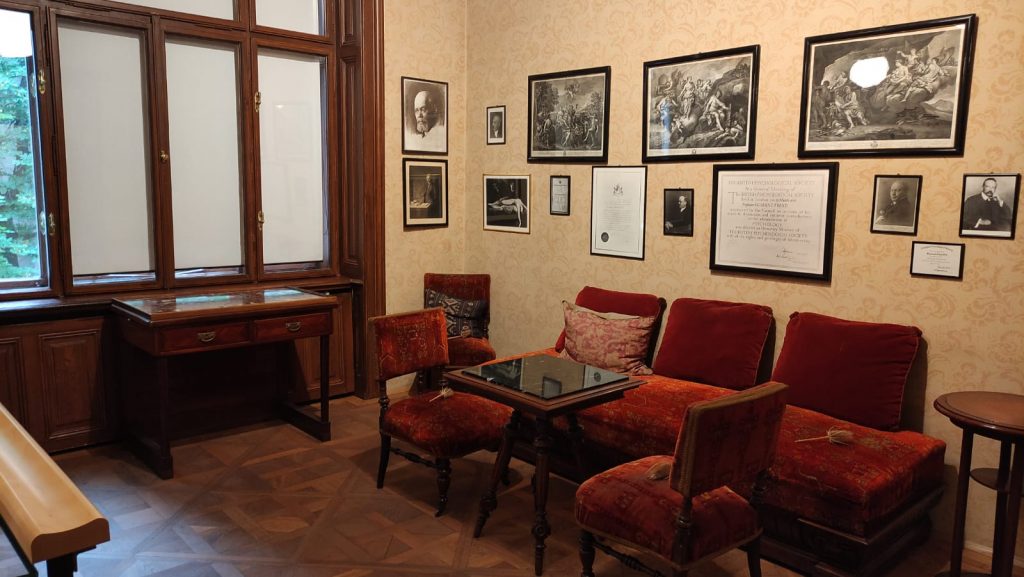 Sala d'aspetto della casa museo di Sigmund Freud a Vienna . cose da vedere