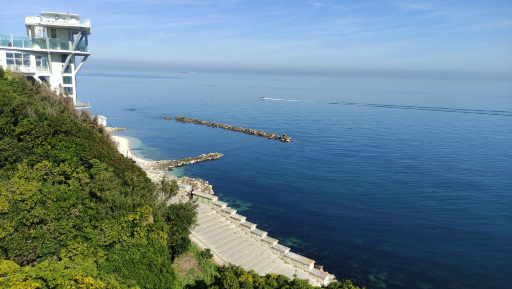 Ascensore panoramico e scalinata che conducono alla spiaggia del Passetto di Ancona