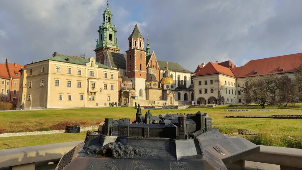 Cortile e giardini all'interno delle mura del castello di Wawel - Cracovia