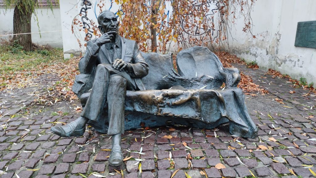 Statua di Jan Karski - Piazza Szeroka 
 cosa vedere nel Quartiere ebraico di Cracovia
