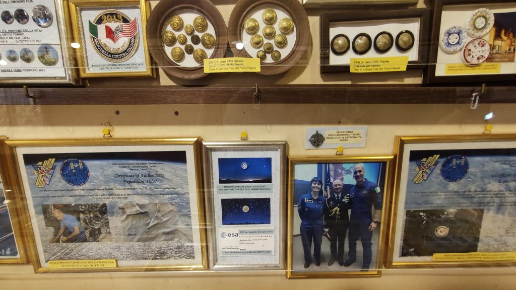 Bottoni della polo delle missioni nello spazio - Museo del Bottone di Santarcangelo di Romagna