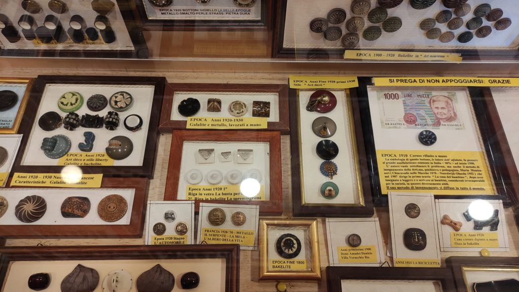 Bottoni con oggetti della quotidianità e in alto a destra con le lettere dell'alfabeto - Museo del bottone Santarcangelo di Romagna