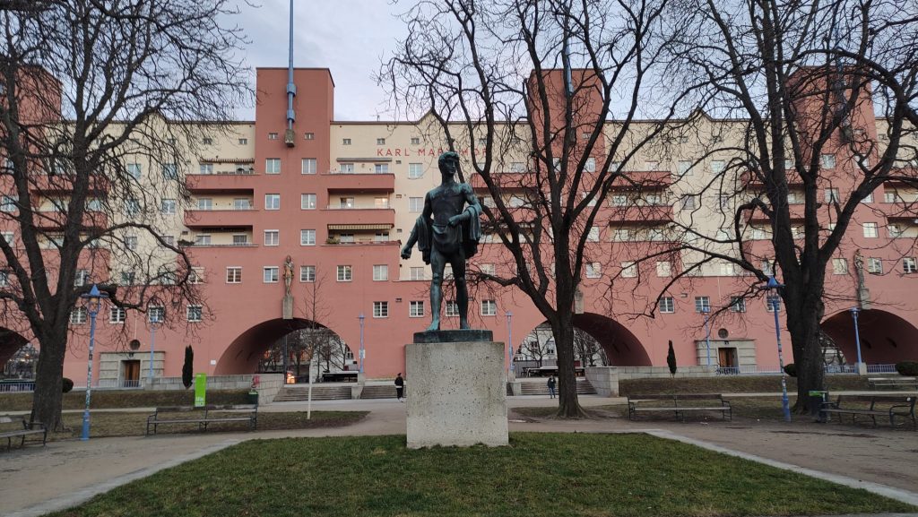 Karl Marx Hof Vienna statua del seminatore nel parco di fronte
