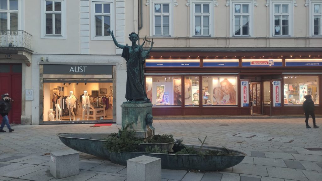 Statua di Erato di fronte a Stadttheater - Baden bei Wien 