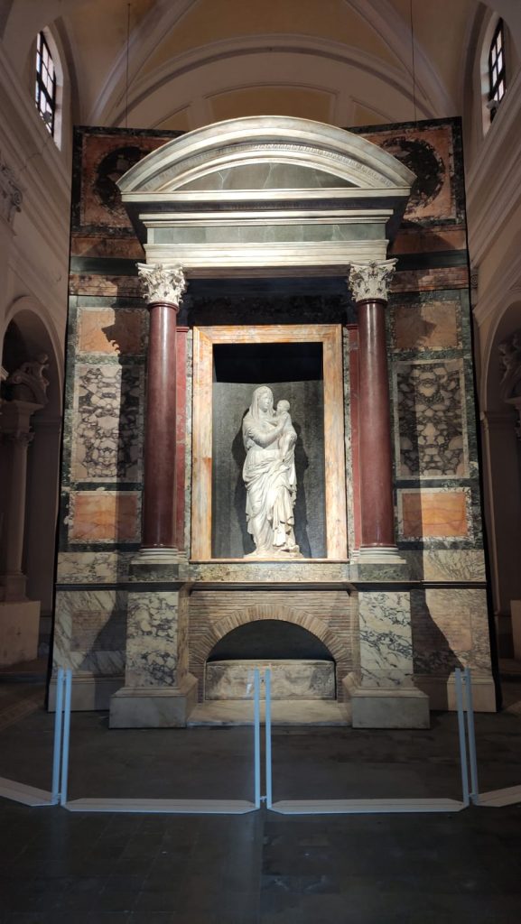 replica del sepolcro di Raffaello nella chiesa della Santissima Annunziata Pesaro