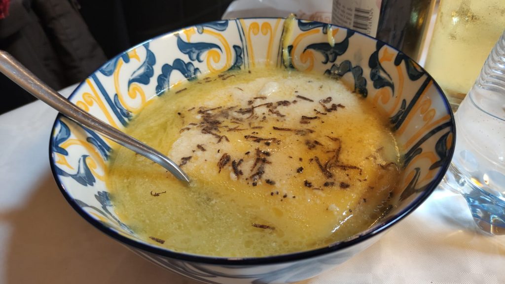 medaglioni di polenta con mix di formaggi fusi Locali DOP e tartufo fresco sopra
