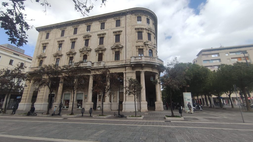 Palazzo Muzii - Piazza Salotto Pescara cosa vedere in un giorno