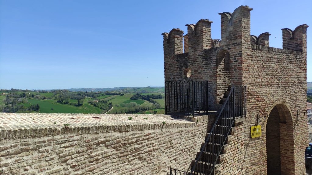 Torre di guardia lungo le mura di Corinaldo cosa vedere nel paese dei matti in provincia di Ancona