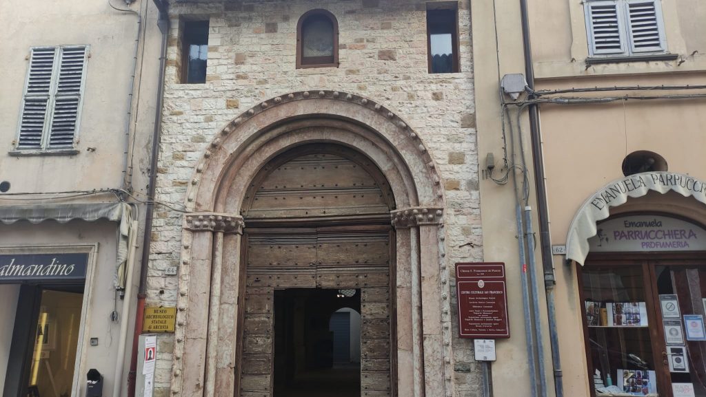 Portale d'ingresso al Centro culturale San Francesco - Arcevia cosa vedere