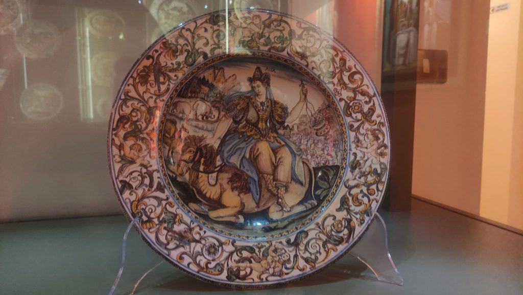 Allegoria dell'Asia - Antiche maioliche di Castelli realizzata da Francesco Grue
