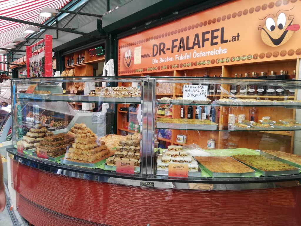 Naschmarkt, il mercato di Vienna dove mangiare prodotti locali