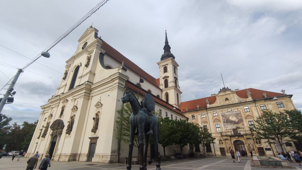 Piazza della Moravia: Chiesa San Tommaso, Statua coraggio e galleria della Moravia - Brno cosa vedere