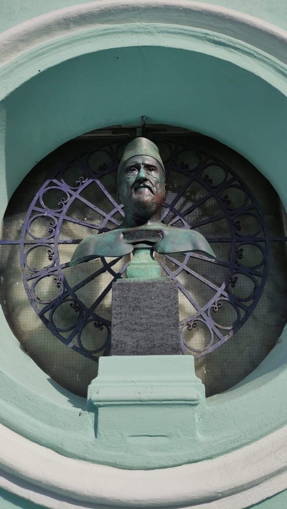 Statua di Ernst Fuchs all'ingresso di Otto Wagner Villa - Vienna