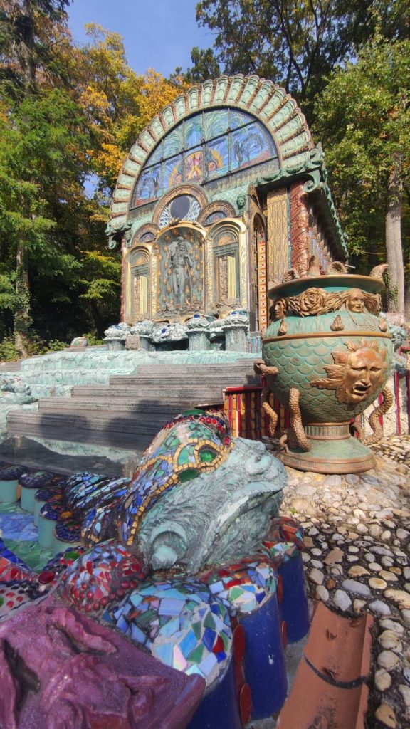 Dettagli fontana Ninfeo Omega di Ernst Fuchs - Otto Wagner Villa Vienna