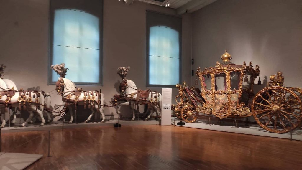 Carrozza barocca oro dell epoca di Maria Teresa - Museo delle carrozze imperiali di Vienna