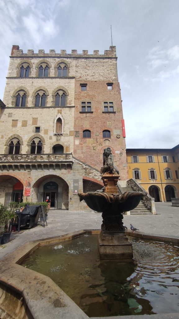 Palazzo pretorio e fontana del bacchino Prato cosa vedere