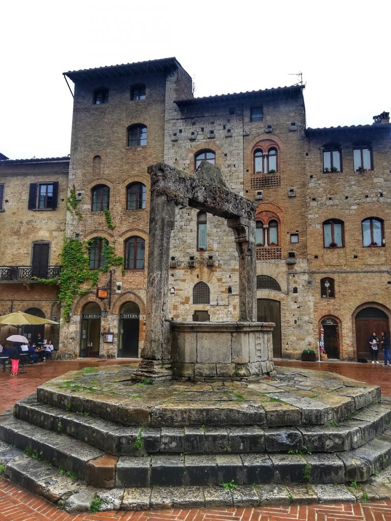 Cisterna - Piazza della Cisterna San Gimignano