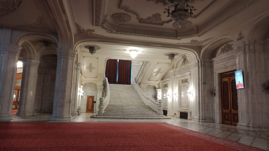 Scalinata all'interno del Parlamento di Bucarest