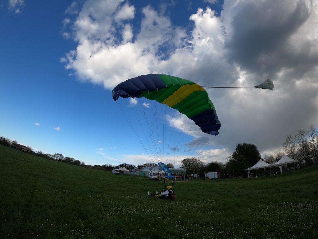 Atterraggio con il paracadute - Lancio in tandem Simona Teo - Skydive Fano