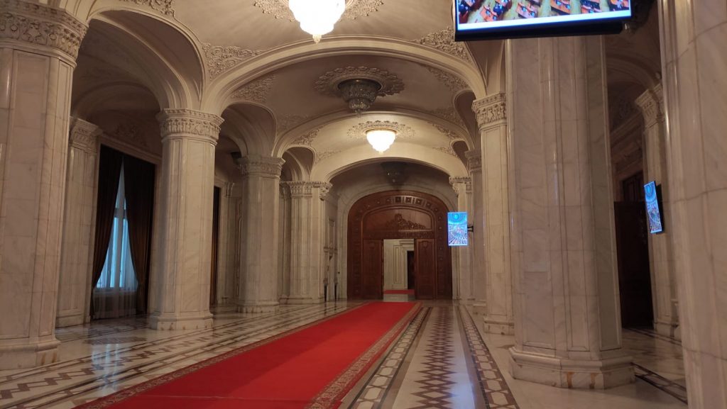 Corridoi e marmi all'interno del Palazzo del Parlamento di Bucarest