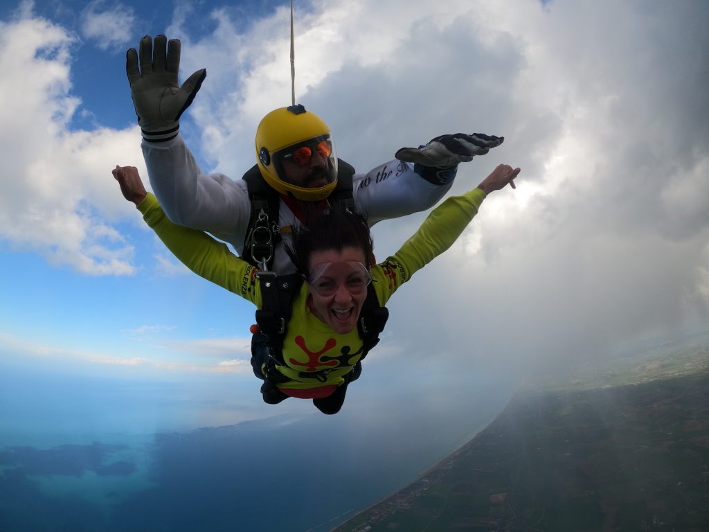 La mia gioia durante il mio primo lancio col paracadute con Skydive Fano