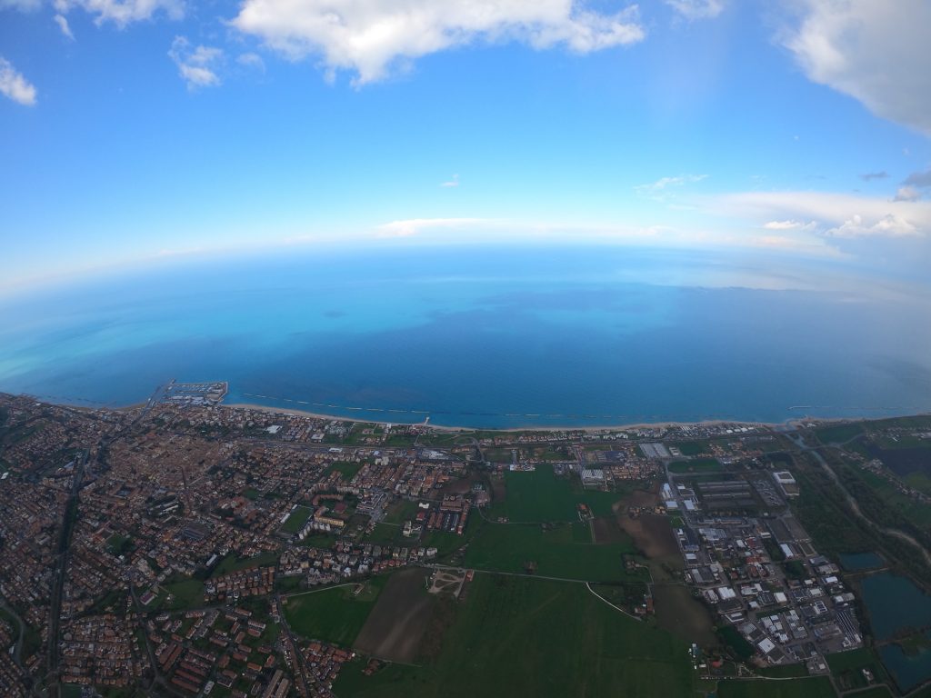 Panorama che si vede durante il lancio col paracadute con Skydive Fano 