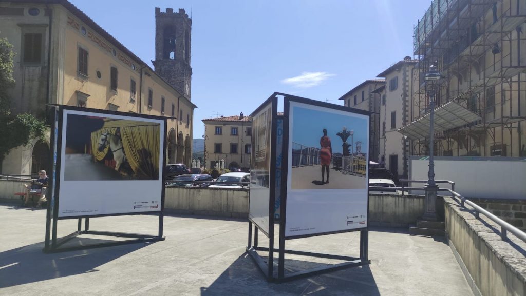 Fotografie esposte nella terrazza panoramica di Piazza Tarlati Bibbiena