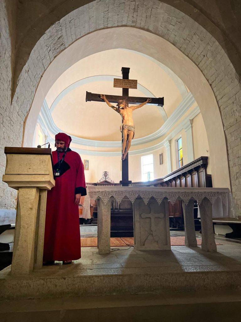 Crocifisso e altare Basilica Minore Monastero Fonte Avellana