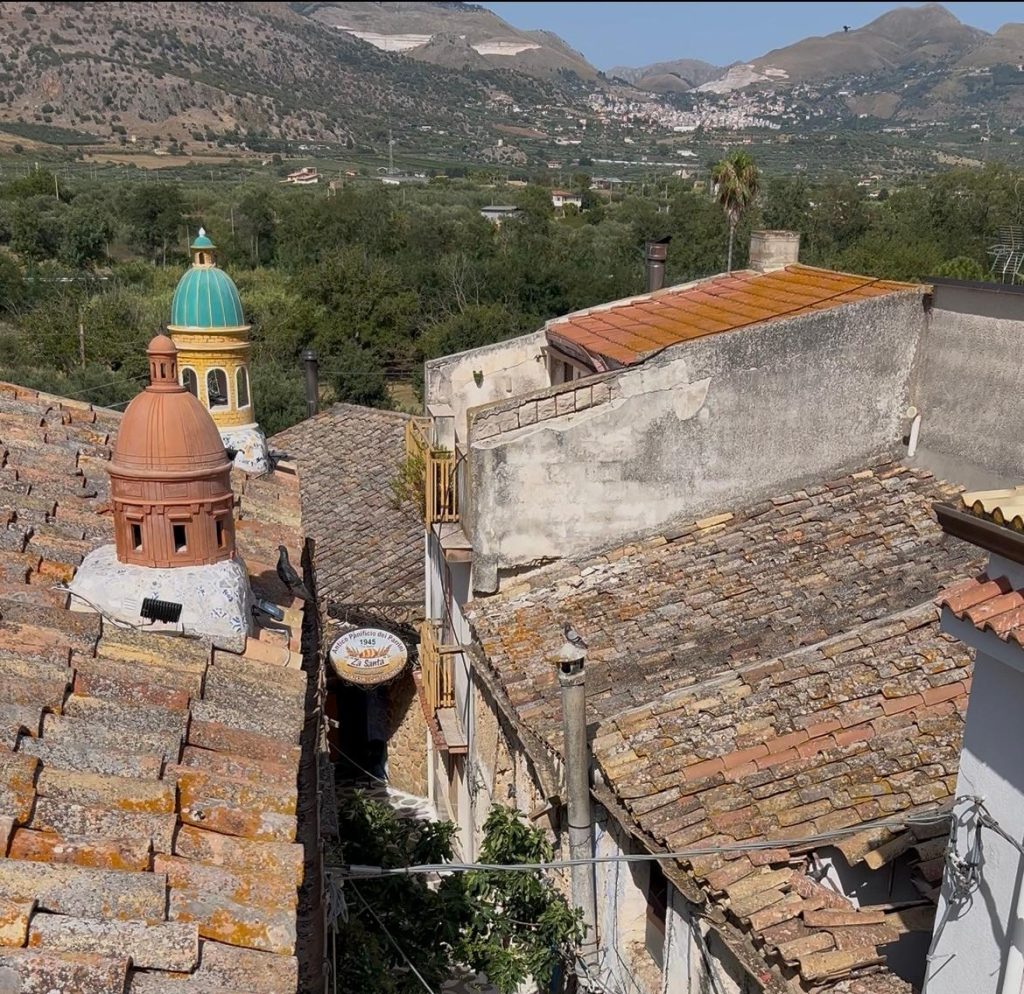 Camini con campanili di monumenti siciliani Borgo Parrini