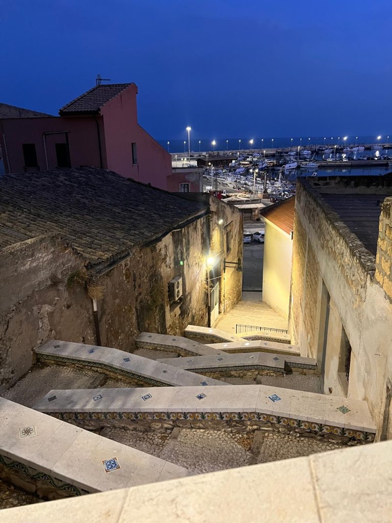 scalinata a zig zag e porto di Sciacca
