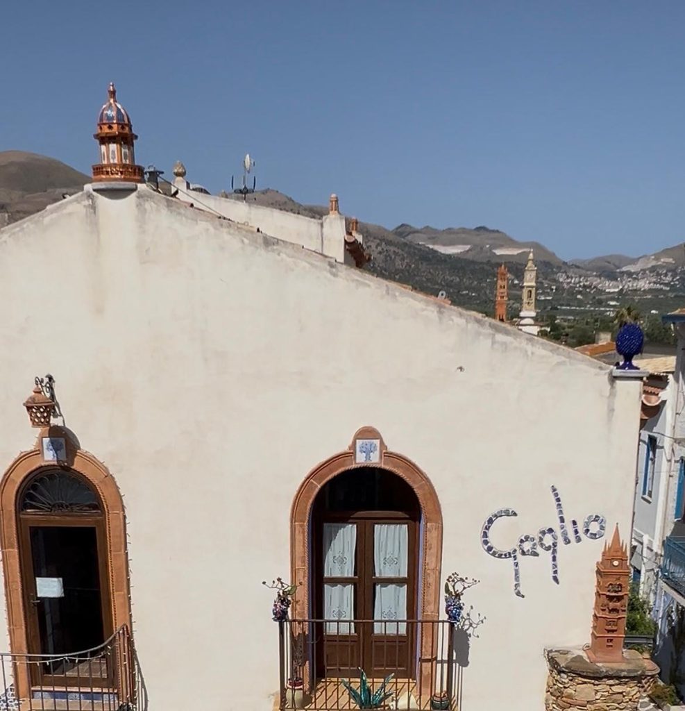Camini con campanili di monumenti siciliani Borgo Parrini