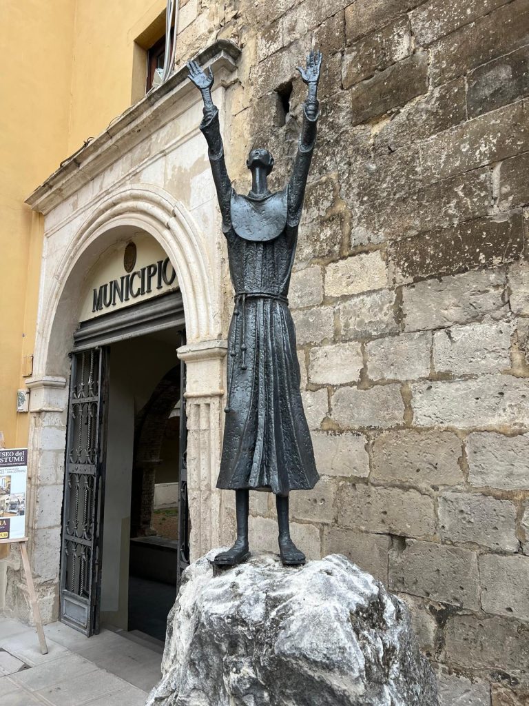 Municipio di Guardiagrele con statua San Francesco