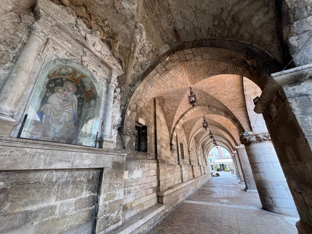 Portico Duomo di Guardiagrele con affresco Madonna del Latte