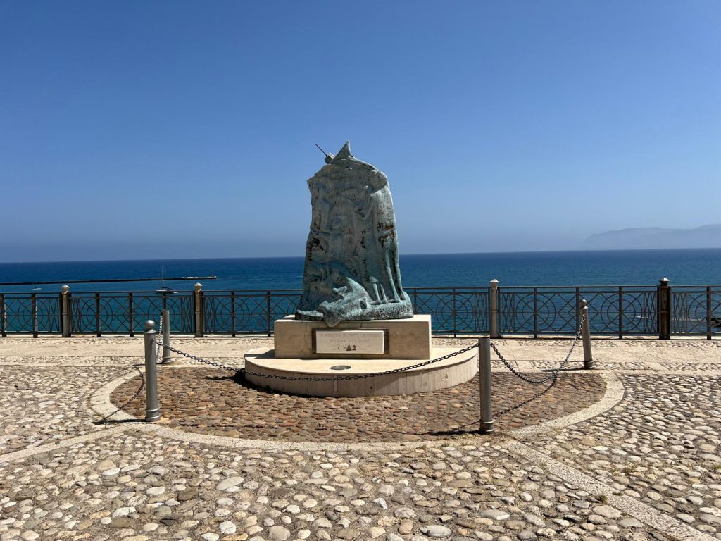 Monumento ai Caduti sul mare Piazza Petrolo Castellammare del Golfo