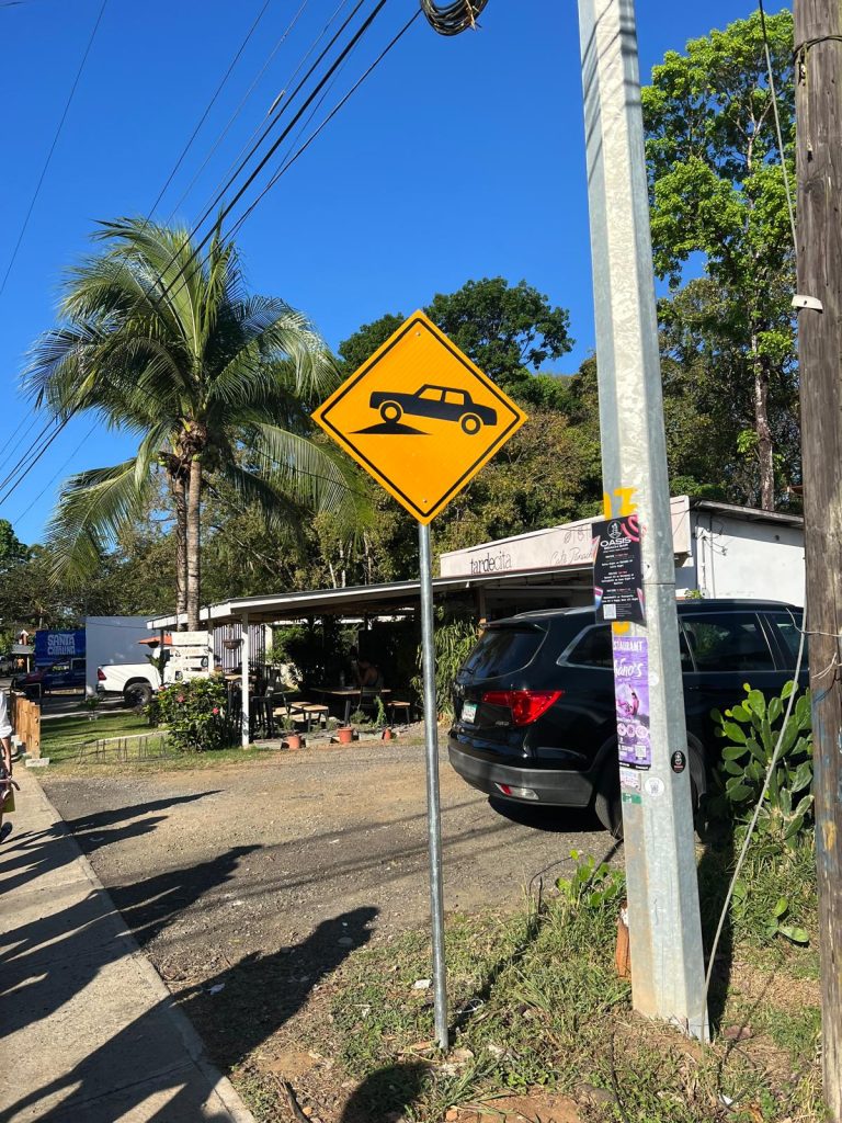 Segnaletica dosso strade Panama